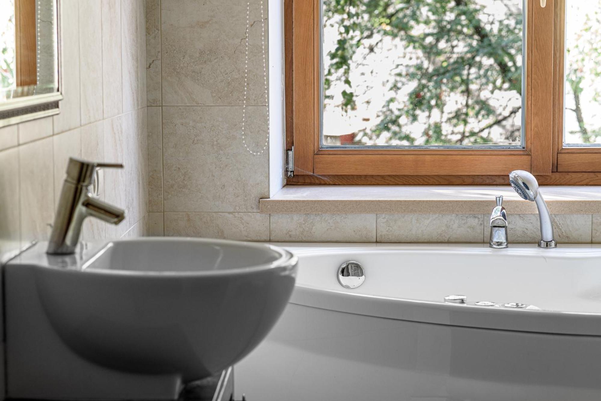 Jacuzzi Apartments X Free Parking X Self Check-In 24X7 By H&H VNO Esterno foto